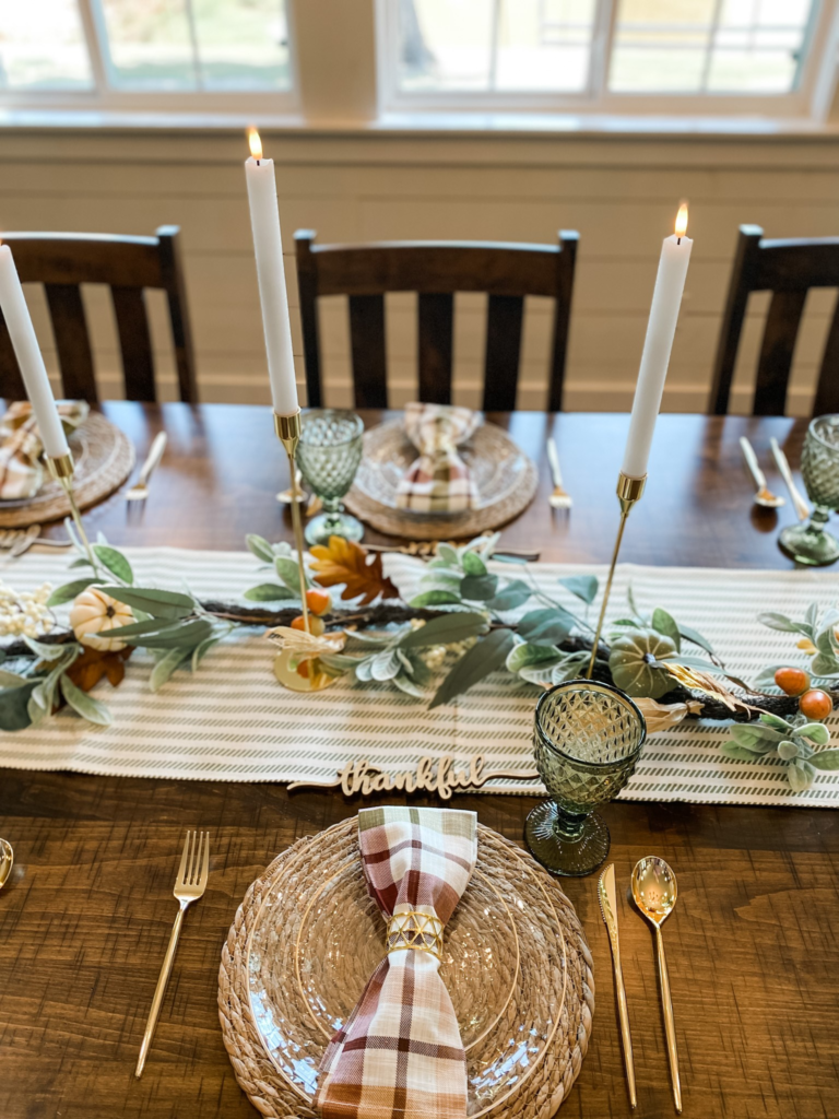 thanksgiving table decorations with pumpkins
